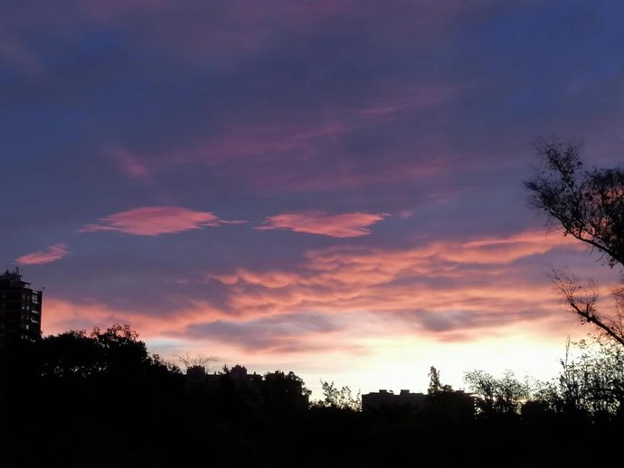 Archivo - La Comnitat amanece con cielos nubosos este viernes 