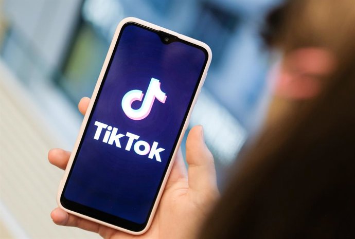 Archivo - Arquivo - ARQUIVADO - 13 de novembro de 2019, Berlim: Uma menina segura um smartphone que exibe uma imagem do aplicativo de vídeos curtos TikTok. A plataforma de mídia social com sede em Pequim pediu desculpas por remover um vídeo viral que crit