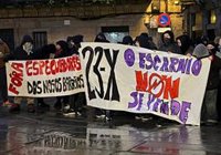 Decenas de personas protestan contra el desalojo del centro social okupado del casco histórico de Santiago