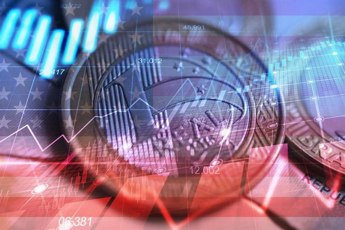 Archivo - Imágenes Ilustrativas De Una Calculadora, Billetes Y Monedas.