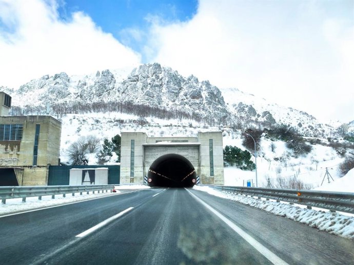 Archivo - Autopista del Huerna. Nieve. Puertos. Temporal.