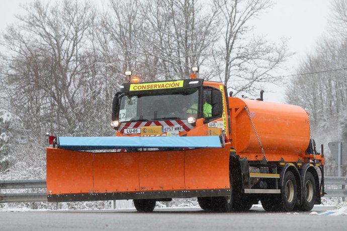 Quitanieves trabajando, a 6 de enero de 2026, en Pedrafita do Cebreiro, Lugo, Galicia (España). El Centro Integrado de Respuesta a Emergencias ha registrado este martes 26 incidencias relacionadas con la nieve o con el hielo, aunque sin heridos.
