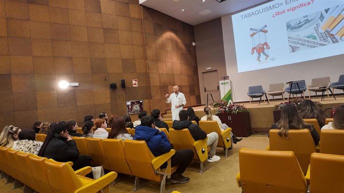 Charla antitabaquismo para jóvenes estudiantes del Hospital Virgen Macarena de Sevilla.