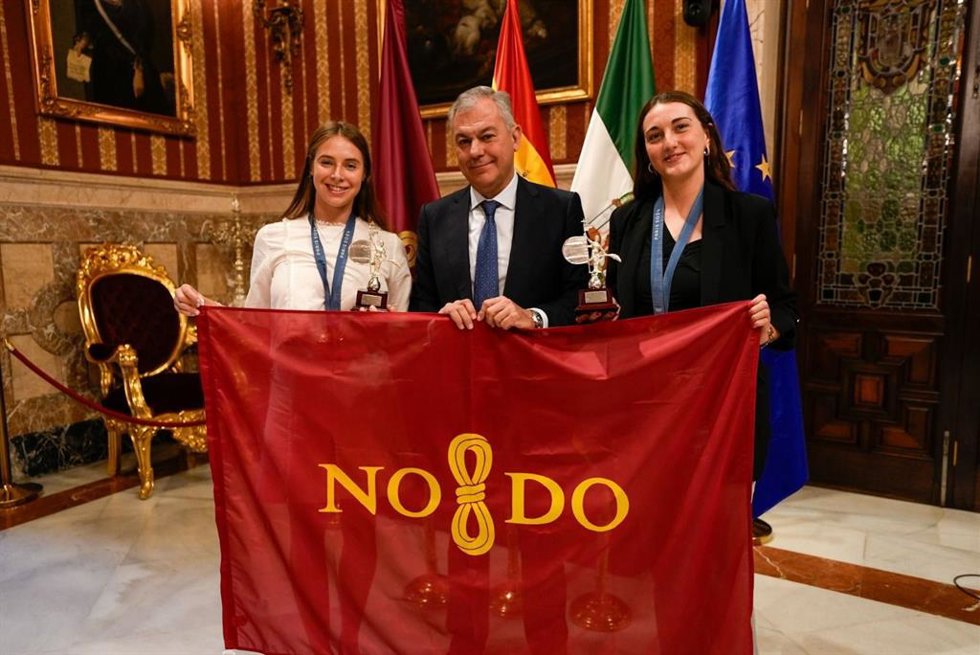 El alcalde de Sevilla, José Luis Sanz, on las nadadoras olímpicas sevillanas Alisa Ozhogina y Marina García Polo.