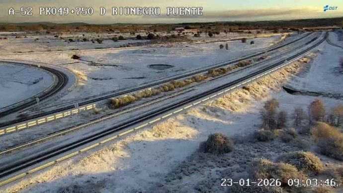 Imagen difundida por la DGT de una autovía con nieve