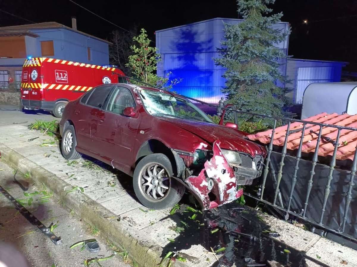 Dos mujeres heridas tras salirse su coche de la vía en la carretera de Villacarriedo