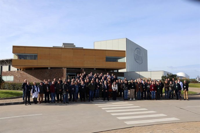 Delegación del Ayuntamiento de Fuente Palmera visita la planta de Don  Simón de García Carrión en Huelva