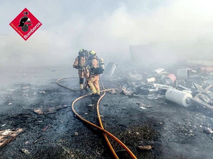 Incendi en una nau del polígon Carrús d'Elx 