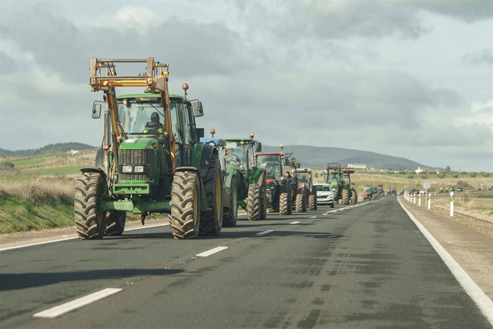 Varios tractores circulan por la N-403 dirección Zafra durante una concentración.