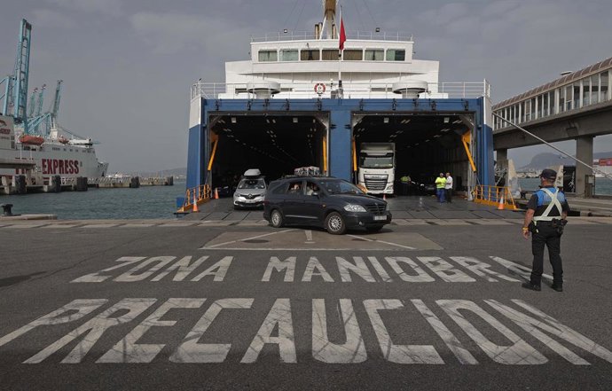 Archivo - Numerosos vehículos salen del ferry para cruzar la frontera en el puerto de Algeciras. A 30 de agosto de 2024, en Algeciras, Cádiz (Andalucía, España). Los puertos gaditanos de Algeciras y Tarifa afrontan este fin de semana los días de más aflue