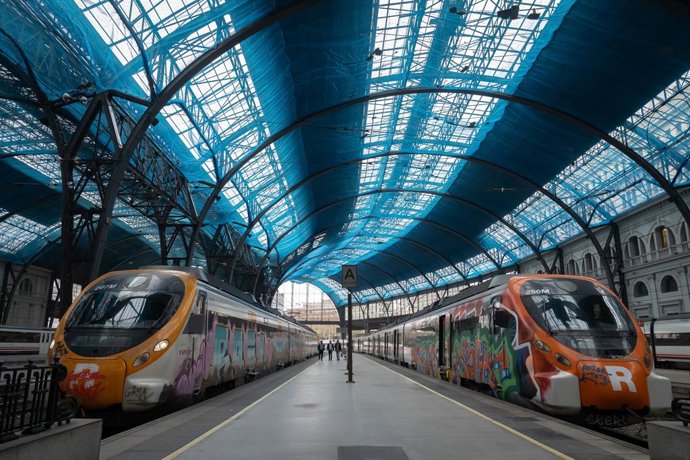 Archivo - Dos trenes en la estación de Francia, donde opera Rodalies, a 21 de febrero de 2025, en Barcelona, Catalunya (España).