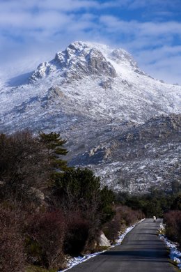 Paisaje nevado en La Barranca, en Navacerrada, Madrid (España)