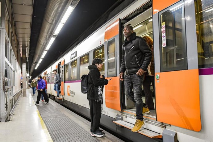 Diversos usuaris de Rodalies en un tren 
