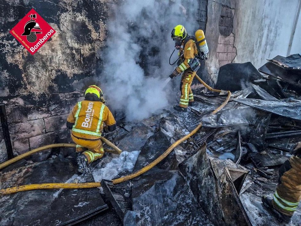 Controlado un incendio en una nave de almacenamiento y reciclaje de chatarra en Ibi