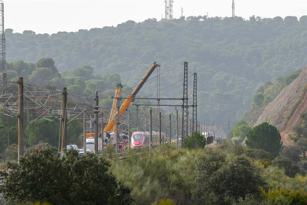 Trabajos de rescate de los convoyes involucrados en el accidente ferroviario de Adamuz.