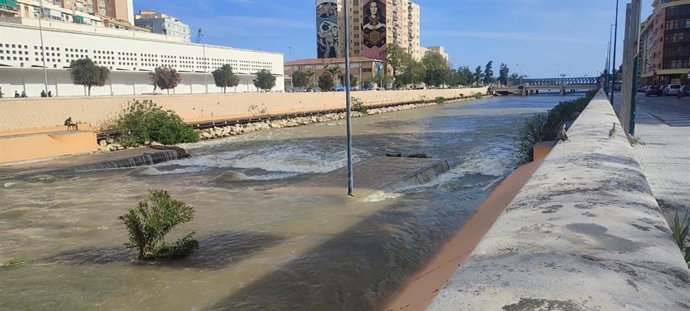 Archivo - Cauce del río Guadalmedina en Málaga capital.