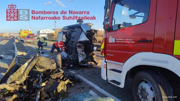 Los servicios de emergencia intervienen en la furgoneta accidentada.