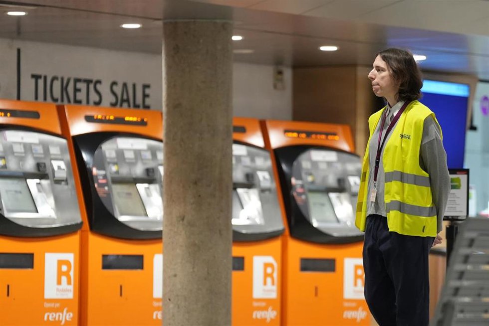 Una persona en la Estación de Passeig de Grcia mientras continúa la suspensión del servicio de Rodalies.