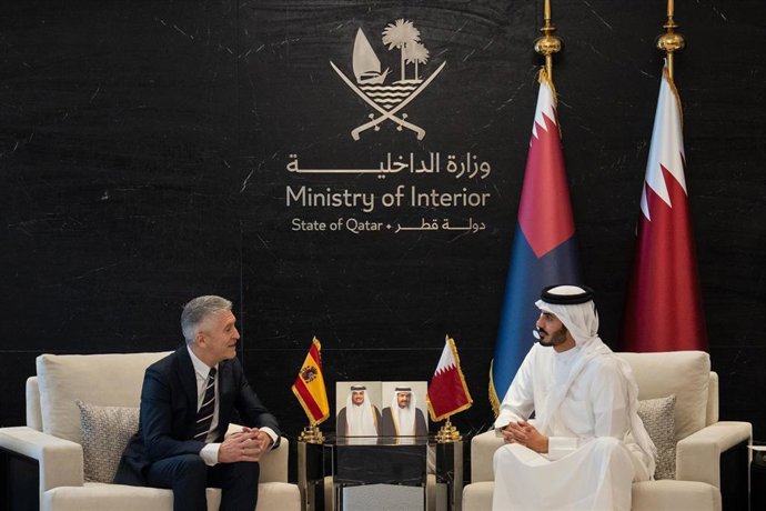 Archivo - El ministro del Interior, Fernando Grande-Marlaska, firma un plan de acción en materia de seguridad con su homólogo de Qatar, Sheikh Khalifa Bin Hamad bin Khalifa Al Thani