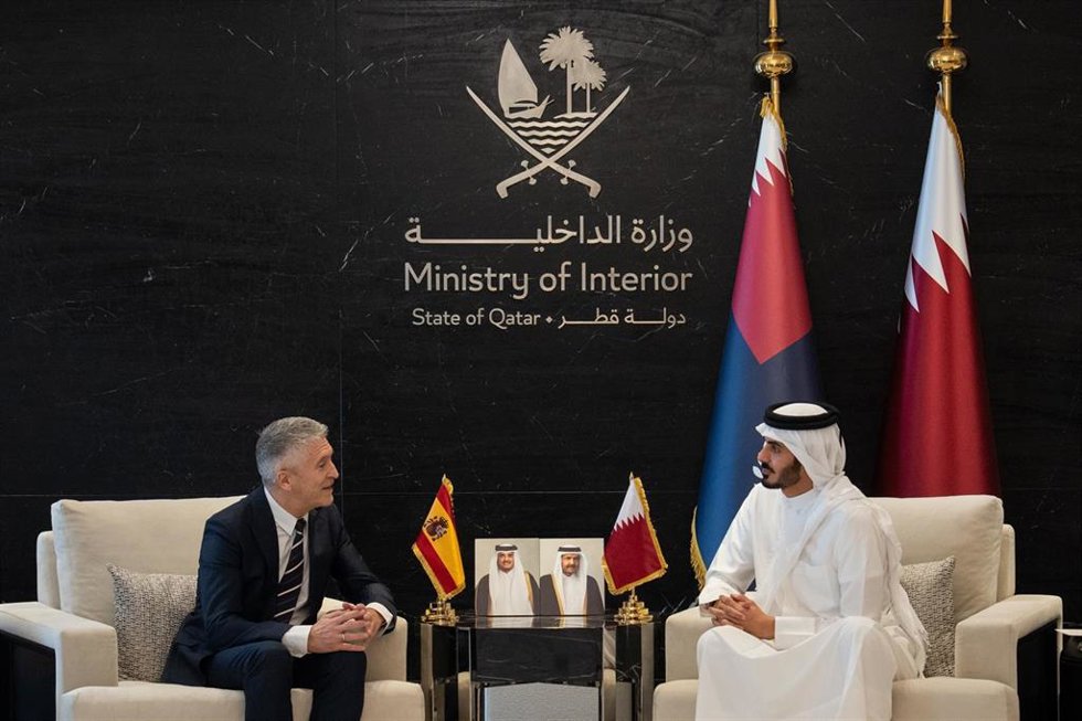 Archivo - El ministro del Interior, Fernando Grande-Marlaska, firma un plan de acción en materia de seguridad con su homólogo de Qatar, Sheikh Khalifa Bin Hamad bin Khalifa Al Thani