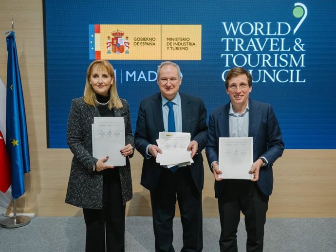 La presidenta de WTTC, Gloria Guevara; el ministro de Industria y Turismo, Jordi Hereu, y el alcalde de Madrid, José Luis Martínez-Almeida.