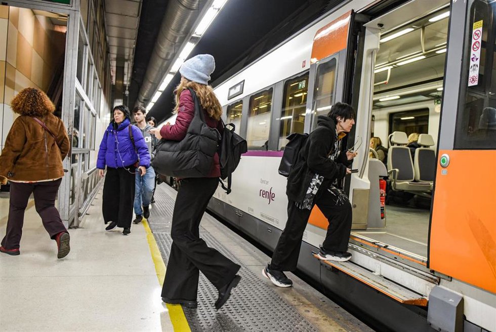 Viajeros cogen un tren de rodalies, en la estación de Sants, una vez restablecido el servicio.