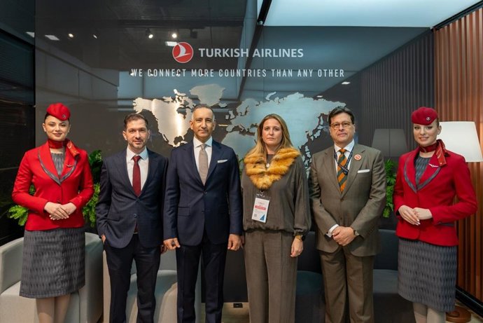 La delegada municipal de Turismo y el representante de Turkish Airlines, ambos en el centro, tras la firma del convenio de colaboración.