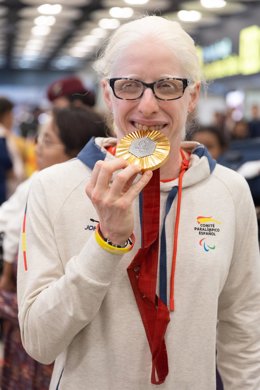 Archivo - La triatleta Susana Rodríguez sujeta su oro paralímpico en los Juegos de Paris 2024 en el Aeropuerto Adolfo Suárez Madrid-Barajas.