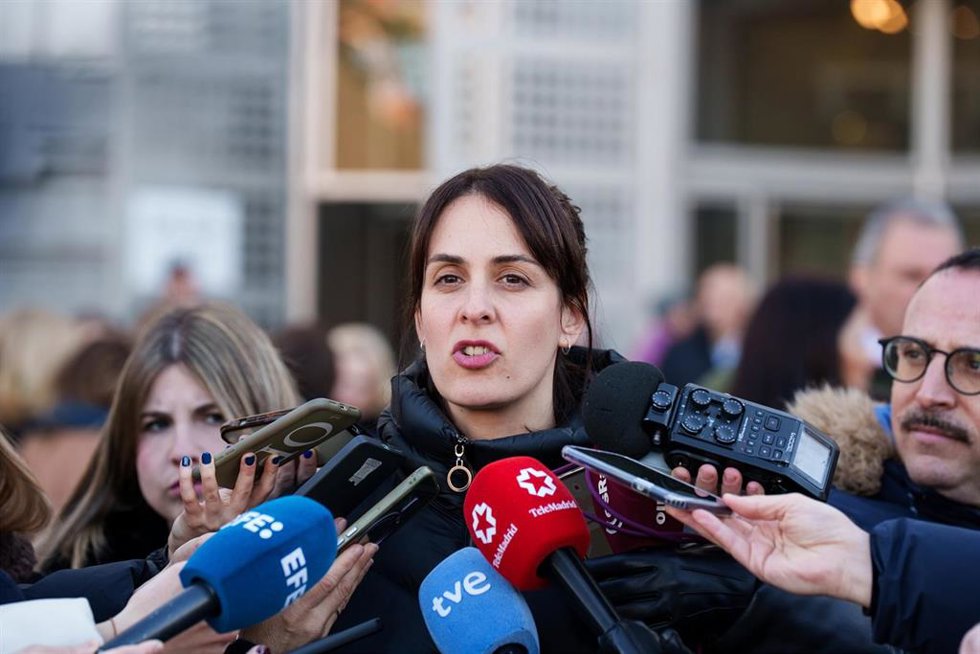 La portavoz de Más Madrid en el Ayuntamiento de Madrid, Rita Maestre, ofrece declaraciones a los medios tras el minuto de silencio convocado por el Ayuntamiento de Madrid en honor a las víctimas del accidente ferroviario en Adamuz, en la explanada de Ce
