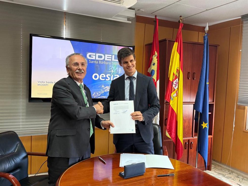 Archivo - I-D: el presidente del Grupo Oesía, Luis Furnells, y el director general de Santa Bárbara Sistemas y vicepresidente de General Dynamics European Land Systems, Alejandro Page, firman un acuerdo en el marco del PEM de modernización de los blinda