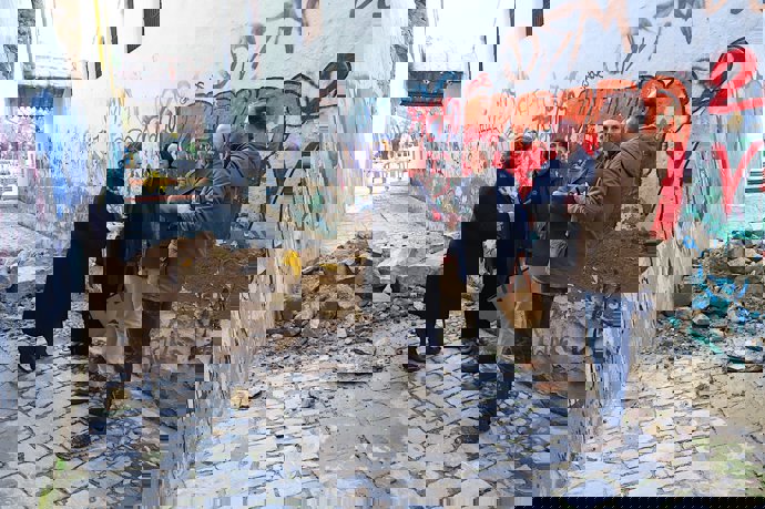 Delegadas municipales del Ayuntamiento de Jerez en la calle donde se ha derrumbado parte de un inmueble