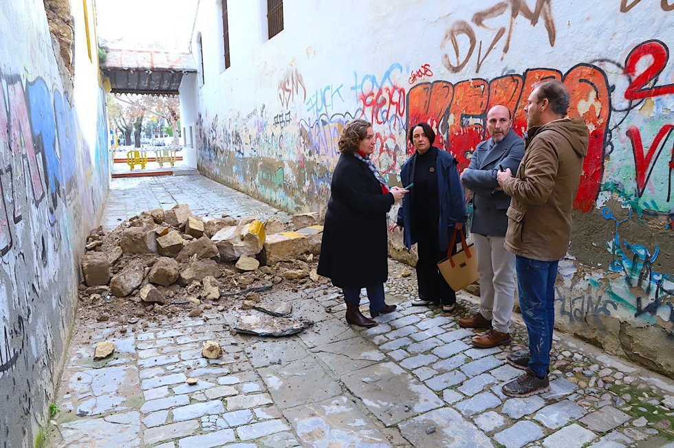 Delegadas municipales del Ayuntamiento de Jerez en la calle donde se ha derrumbado parte de un inmueble