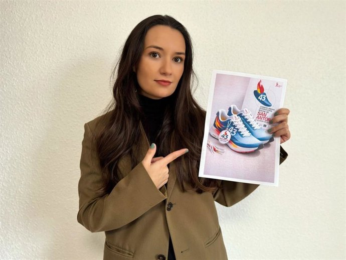 La concejala Ana Núñez (PP) con el anuncio de las zapatillas para la San Antón