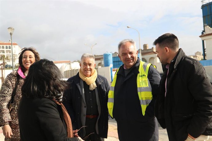 El alcalde de Almonte (Huelva), Francisco Bella, junto a concejales de las áreas implicadas, ha visitado las zonas más afectadas por el último temporal en el paseo marítimo de Matalascañas.