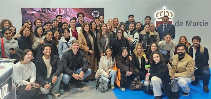 La presidenta de la UCAM, María Dolores García, junto a los estudiantes de Turismo y su vicedecana, Ginesa Martínez del Vas, en FITUR 2026