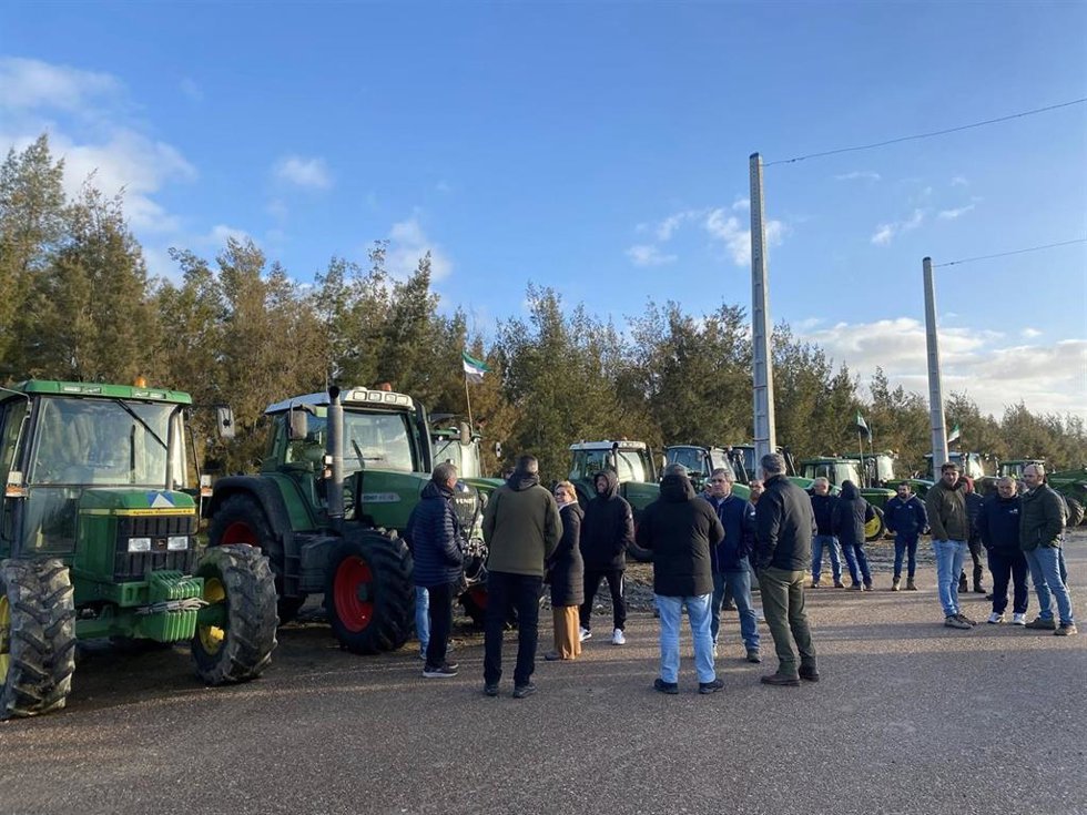 Agricultores preparan la salida de la tractorada en Miajadas