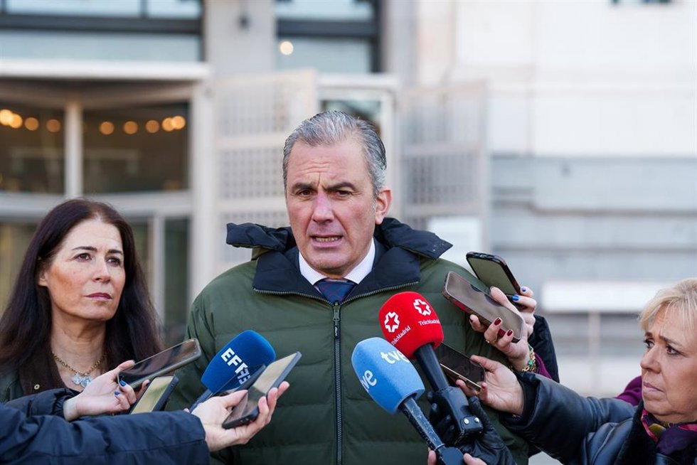 El portavoz de Vox en el Ayuntamiento de Madrid, Javier Ortega Smith, ofrece declaraciones a los medios tras el minuto de silencio convocado por el Ayuntamiento de Madrid en honor a las víctimas del accidente ferroviario en Adamuz, en la explanada de Ce
