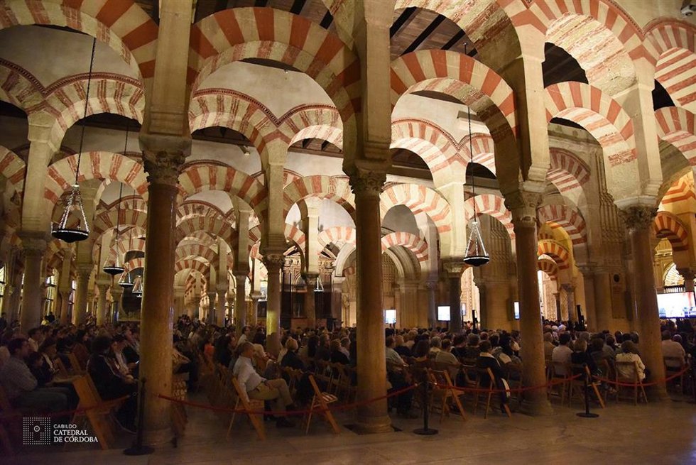 Archivo - Feligreses asistentes a una Misa de Requiem en la Mezquita-Catedral, en una imagen de archivo.