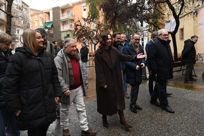 La consejera de Fomento, Articulación del Territorio y Vivienda, Rocío Díaz, ha visitado, junto a la alcaldesa de Granada, Marifrán Carazo, las obras de rehabilitación que se están ejecutando en el Zaidín.