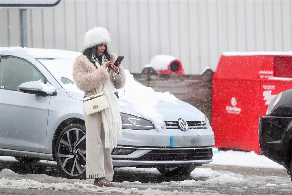 Una persona toma una foto a la nieve, a 6 de enero de 2026, en Pedrafita do Cebreiro, Lugo, Galicia (España). El Centro Integrado de Respuesta a Emergencias ha registrado este martes 26 incidencias relacionadas con la nieve o con el hielo, aunque sin he