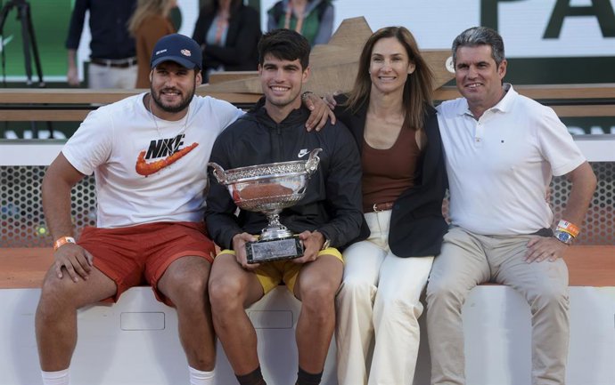 Archivo - Winner Carlos Alcaraz of Spain poses with his brother Alvaro Alcaraz Garfia and his parents Virginia Garfia Escandon and Carlos Alcaraz Gonzalez following the men's final on day 15 of the 2024 French Open, Roland-Garros 2024, Grand Slam tennis t