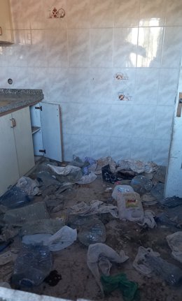 Habitació en mal estat on hi havia els galls de lluita