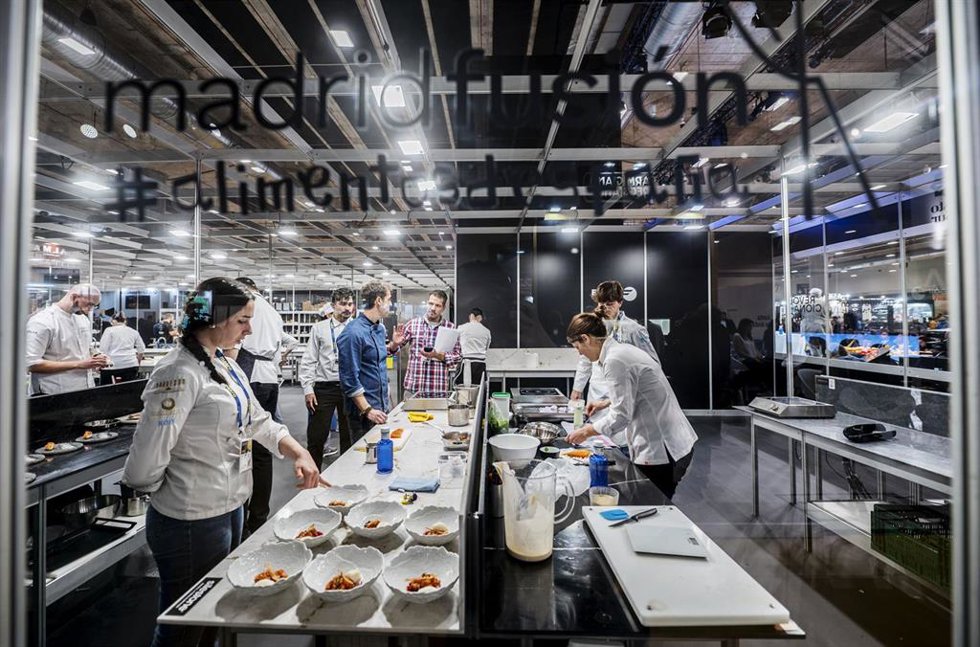 Archivo - Varias cocineros durante la  XXIII edición de Madrid Fusión Alimentos de España, en IFEMA, a 27 de enero de 2025, en Madrid (España). 