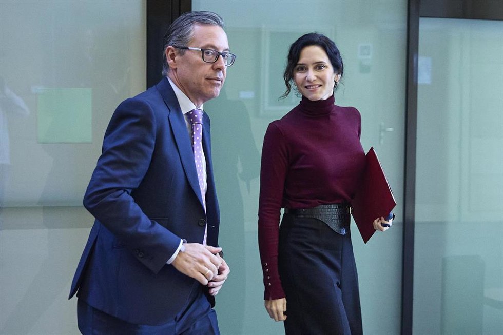 Archivo - El senador del PP Alfonso Serrano y la presidenta de la Comunidad de Madrid, Isabel Díaz Ayuso, a su llegada a un pleno de la Asamblea de Madrid, a 20 de noviembre de 2025, en Madrid (España)