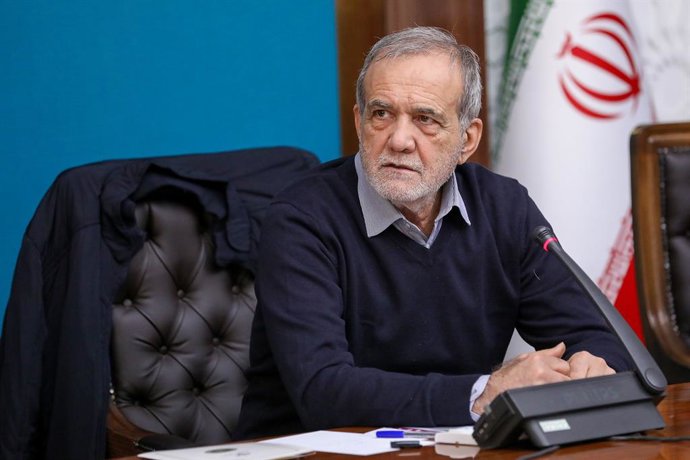 30 de dezembro de 2025, Teerã, Irã: O presidente iraniano MASOUD PEZESHKIAN participa de uma reunião em Teerã, enquanto manifestantes protestam contra as más condições econômicas na cidade. Alguns lojistas fecharam suas lojas em resposta às dificuldades e