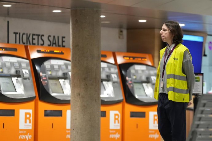 Una persona a l'estació Passeig de Gràcia 