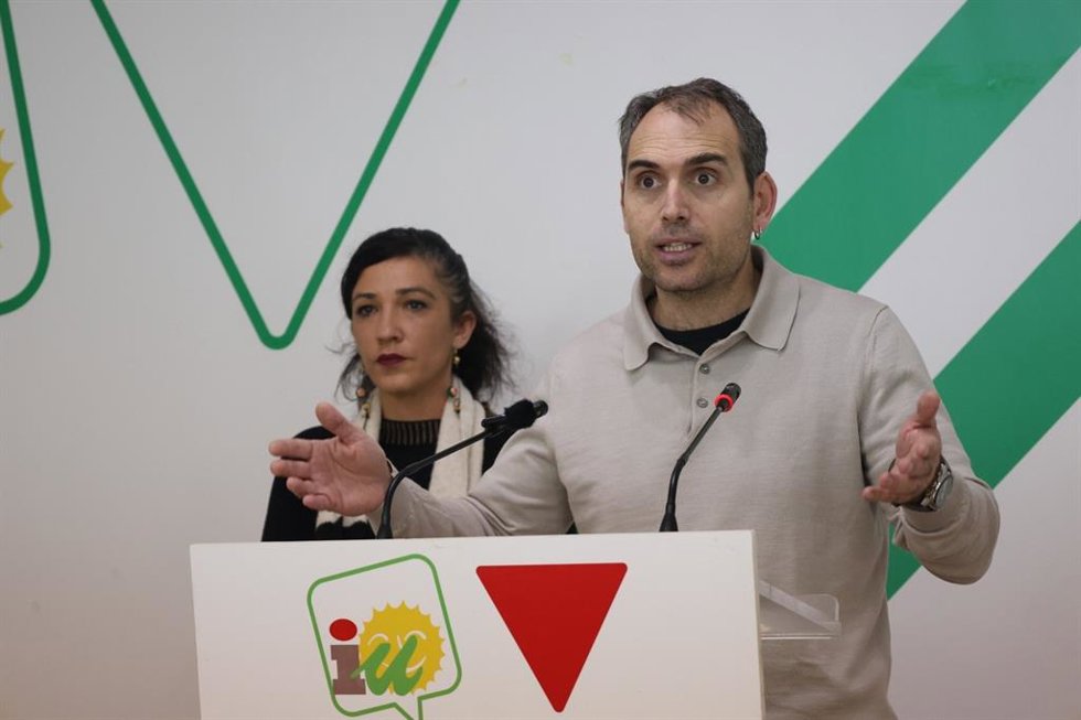 El coordinador general de IU-A, Toni Valero, comparece en rueda de prensa junto a su homóloga en la provincia de Málaga, Toni Morillas.