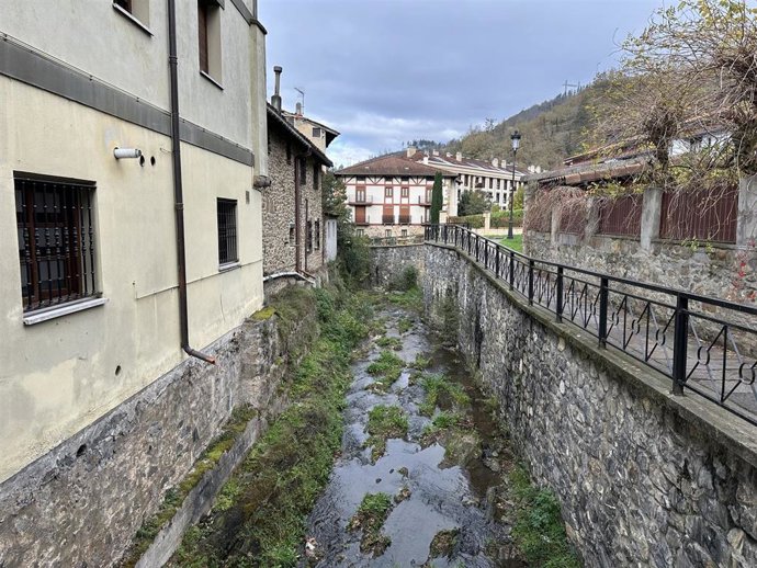 URA rebaja la cota de la entrada al canal de aguas altas del río en el núcleo urbano de Antzuola (Gipuzkoa)