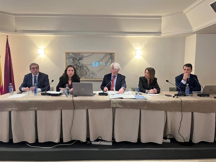 Pleno de la Abogacía Española. De izquierda a derecha: Leandro Cabrera, Encarna Orduna, Salvador González, Cristina Vallejo y Borja Vargues.