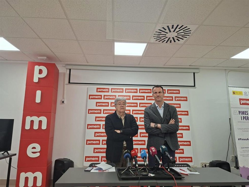 El presidente de Pimem, Jordi Mora, acompañado por el catedrático en Economía por la Universitat Pompeu Fabra Guillem López Casasnoves, en rueda de prensa